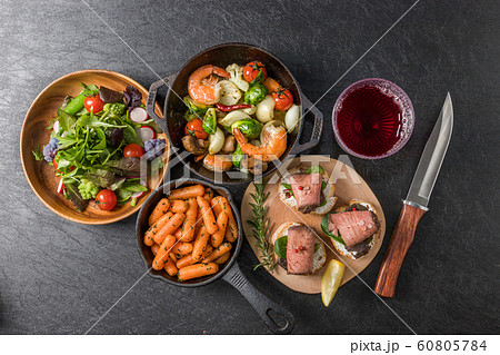 ローストビーフと小皿料理Roast beef and small dish ローストビーフと小皿料理Roast beef and small dish 60805784