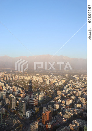 チリ サンティアゴ 南米で最も高いビル グラントーレサンティアゴ展望台からの眺めの写真素材