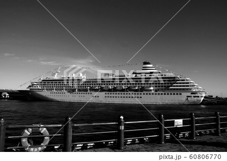 モノクロ　横浜　海　船　　（2019年12月登録）　最大サイズ：L 60806770