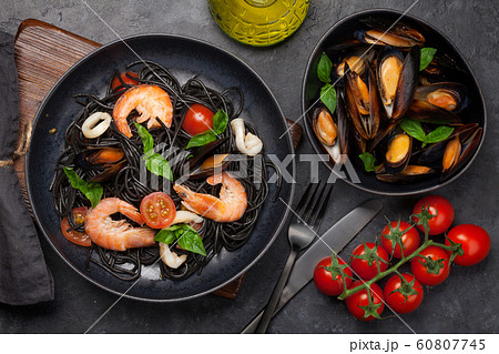 Black seafood spaghetti pasta 60807745