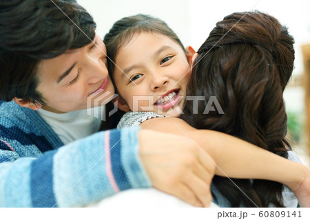 仲の良い温かな家族のイメージ 60809141