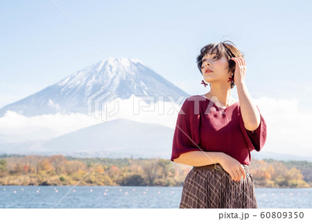 富士山と女性 富士山と女性 60809350