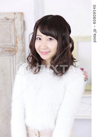 若い女性　ヘアスタイル 60809540