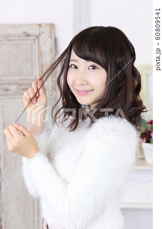 若い女性　ヘアスタイル 60809541