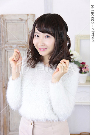 若い女性　ヘアスタイル 60809544
