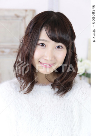 若い女性　ヘアスタイル 60809546