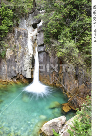 【長野県南木曽町】柿其渓谷の牛ヶ滝 60809686