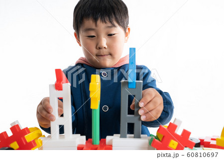 男の子　ブロック遊び 60810697