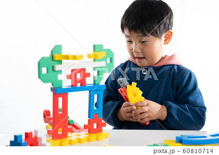 男の子　ブロック遊び 60810714