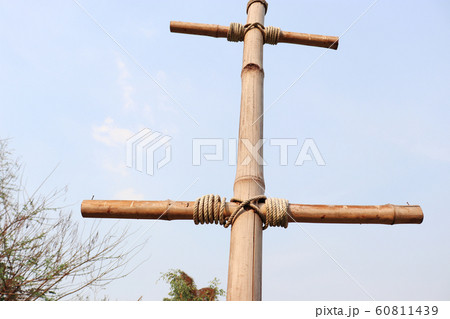 Vintage streetlights bamboo pole, old rope on 60811439