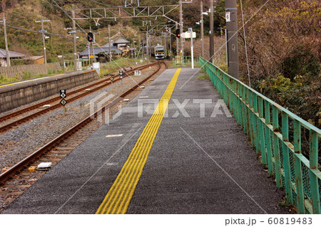 内房線竹岡駅に入線する下り電車（2） 60819483