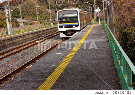 内房線竹岡駅に入線する下り電車（6） 60819485
