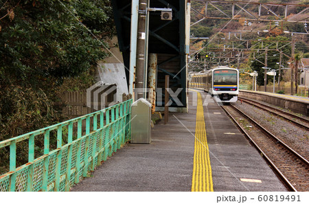 内房線竹岡駅を発車した下り電車（3） 60819491