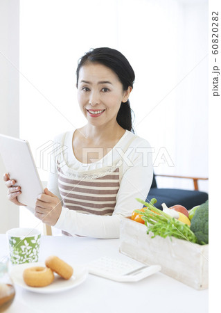 タブレットPCを持つミドル女性 タブレットPCを持つミドル女性 60820282