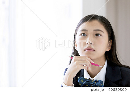 考える女子学生 考える女子学生 60820300