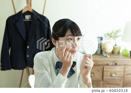 手鏡を持った女子学生 手鏡を持った女子学生 60820318