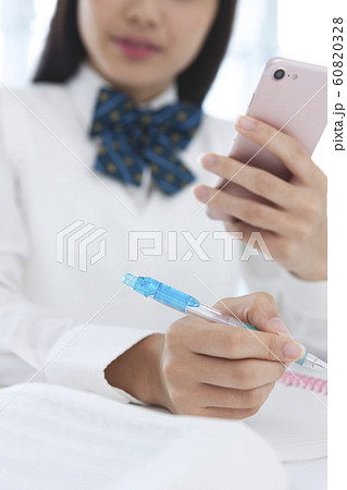勉強する女子学生の手元 60820328