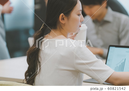 働く女性 働く女性 60821542