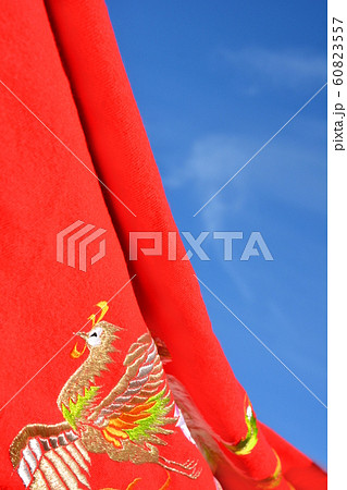 古い赤い毛氈、刺繍、青空、和風イメージ素材、和素材 60823557