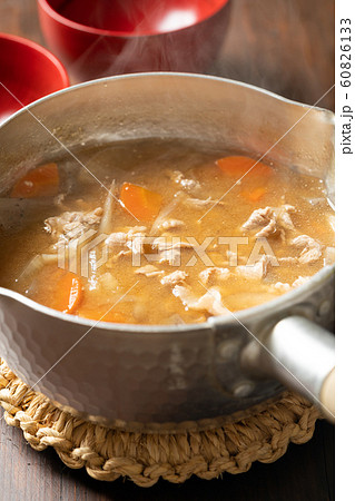 鍋の中の豚汁 鍋の中の豚汁 60826133