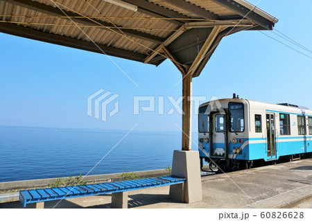 四国　愛媛県　青空の下灘駅 60826628