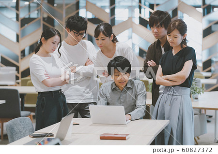 職場いじめ 60827372
