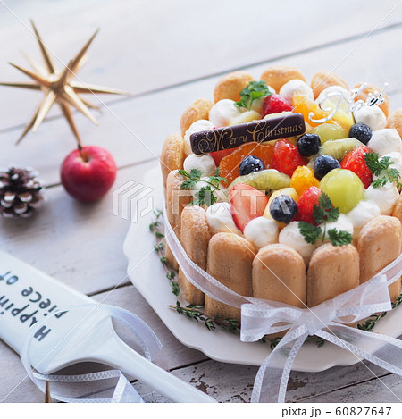 フルーツがたっぷりのシャルロットケーキ フルーツがたっぷりのシャルロットケーキ 60827647