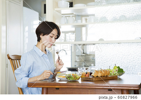 食事 ライフスタイル リラックス 女性 食事 ライフスタイル リラックス 女性 60827966