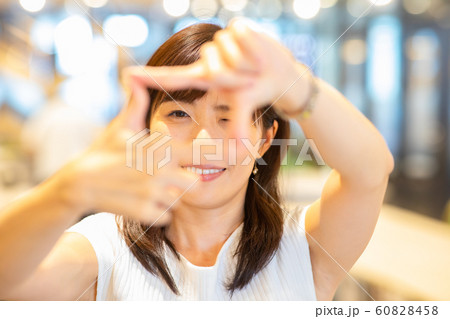 手の窓を作る若い女性 手の窓を作る若い女性 60828458
