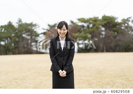 リクルートスーツの女性 60829508