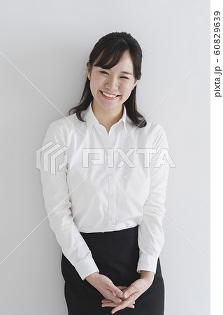 スーツの女性 60829639