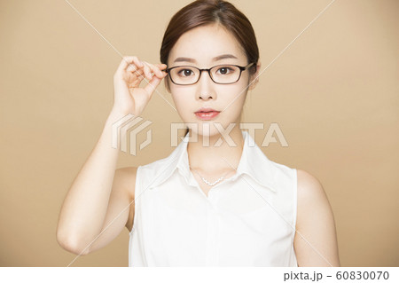女性　ビジネス　メガネ 60830070