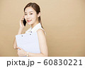 女性　ビジネス　通話 60830221