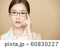女性　ビジネス　メガネ 60830227