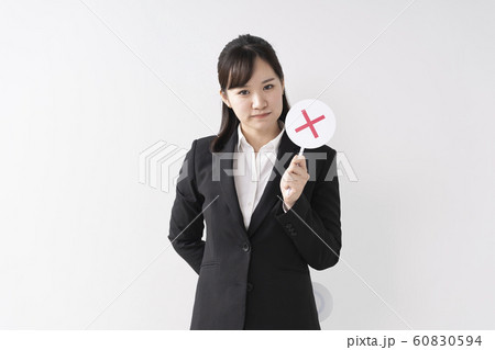 判定する女性 60830594