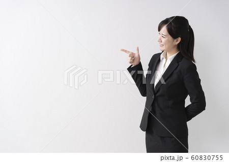 スーツの女性 スーツの女性 60830755