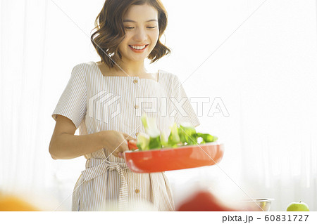 女性 ライフスタイル クッキング 女性 ライフスタイル クッキング 60831727