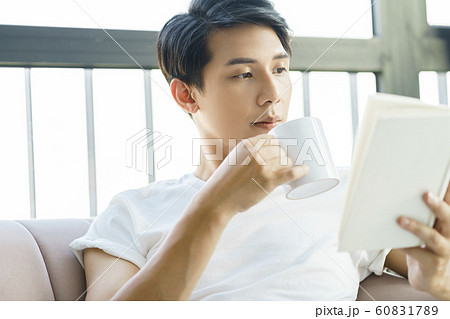 男性 ライフスタイル 読書 男性 ライフスタイル 読書 60831789