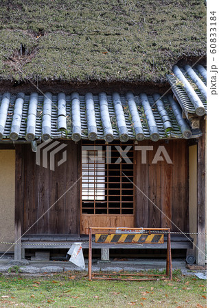 古民家の廃屋と立ち入り禁止の看板 60833184