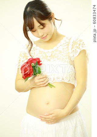 花を持つ妊婦の写真素材