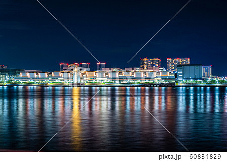 東京　豊洲埠頭の夜景（豊洲市場） 60834829