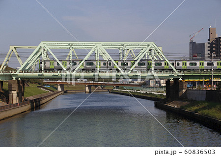 都内へ運ばれる山手線E235系電車 60836503