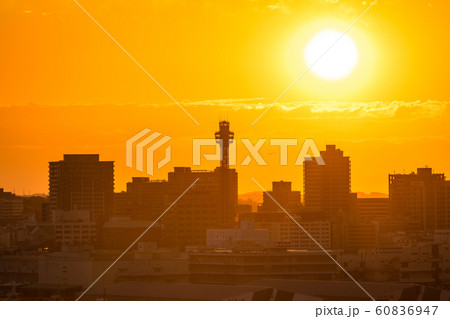 《神奈川県》横浜の夕景・マリンタワーと夕日 60836947