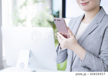 スマホを持つビジネスウーマン スマホを持つビジネスウーマン 60836957
