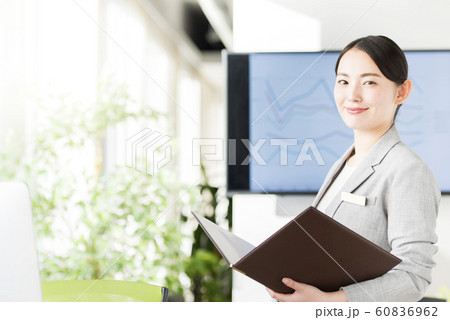 プレゼンするビジネスウーマン 60836962