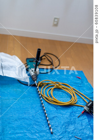 子供部屋のリフォーム　柱の穴開けロングドリル 60839108