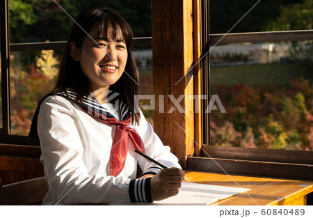 セーラー服の女子高生 60840489