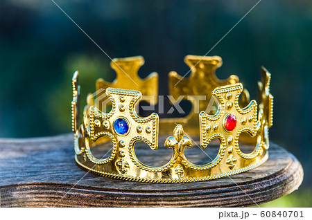 Gold crown with stones 60840701