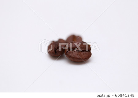 コーヒー豆 (珈琲豆 小粒 焙煎 飲食 実 飲み物 ドリンク ブレンド カフェイン コピースペース) コーヒー豆 (珈琲豆 小粒 焙煎 飲食 実 飲み物 ドリンク ブレンド カフェイン コピースペース) 60841349