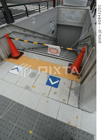 新設された地下鉄駅出入り口 新設された地下鉄駅出入り口 60843201